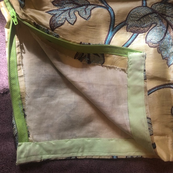 Embroidered Silk Cropped Blouse - Picture 3 of 5